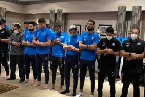 وفد بيراميدز يؤدي صلاة الجمعة بفندق إقامته