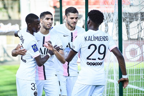 حكيمي في مواجهة بونو والنصيري خلال قمة باريس سان جيرمان وإشبيلية الودية