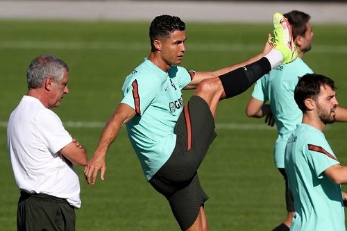 كريستيانو رونالدو يخطف الأنظار في أول حصة تدريبية لمنتخب البرتغال