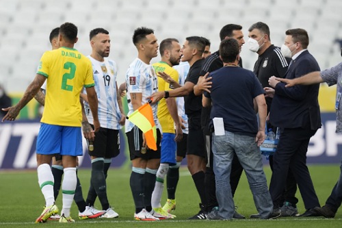 عودة الرباعي الأرجنتيني بعد مباراة البرازيل إلى إنجلترا