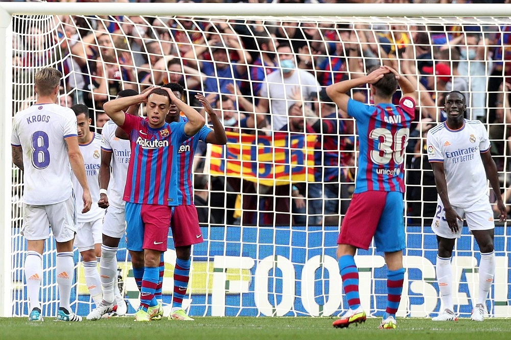 ريال مدريد يعتلي صدارة الدوري الإسباني بالفوز على برشلونة في كلاسيكو مثير