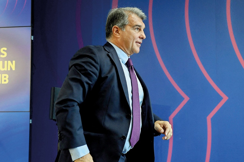 رئيس برشلونة الإسباني: لا أعلم متى سيدرب تشافي الفريق
