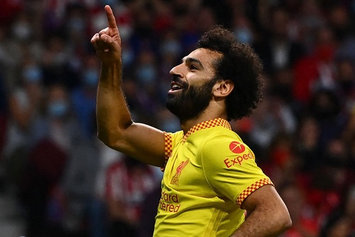 محمد صلاح يخبر زملاءه بمغادرة ليفربول الإنجليزي والانضمام لبرشلونة الإسباني