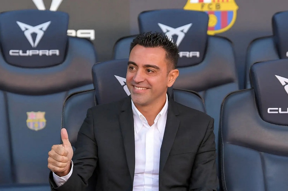 تشافي يستهل مهمته مع برشلونة بديربي كتالونيا