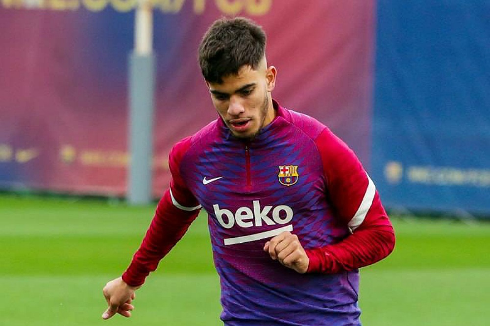 لاعبو برشلونة يحتفلون بعيد ميلاد الزلزولي
