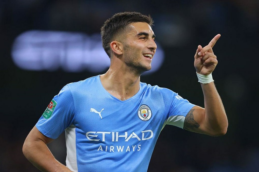 توريس يتجاوز الفحص الطبي قبل توقيعه لبرشلونة