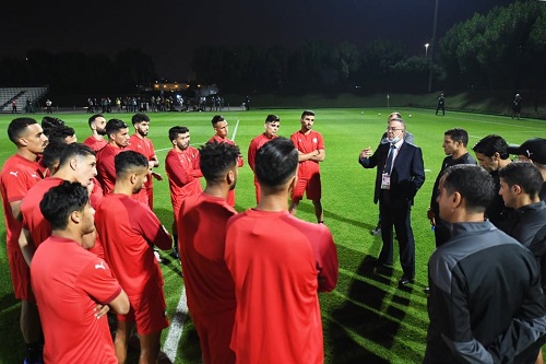 لقجع يحضر تدريب المنتخب الرديف ويؤازر اللاعبين قبل مباراة الجزائر