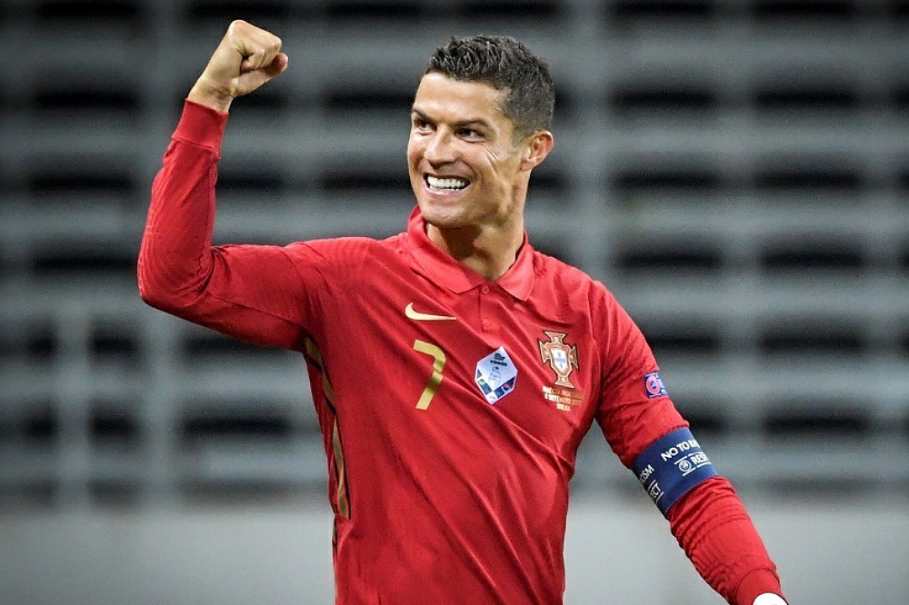 كريستيانو رونالدو يحصد جائزة خاصة لتسجيل عدد قياسي من الأهداف مع المنتخب