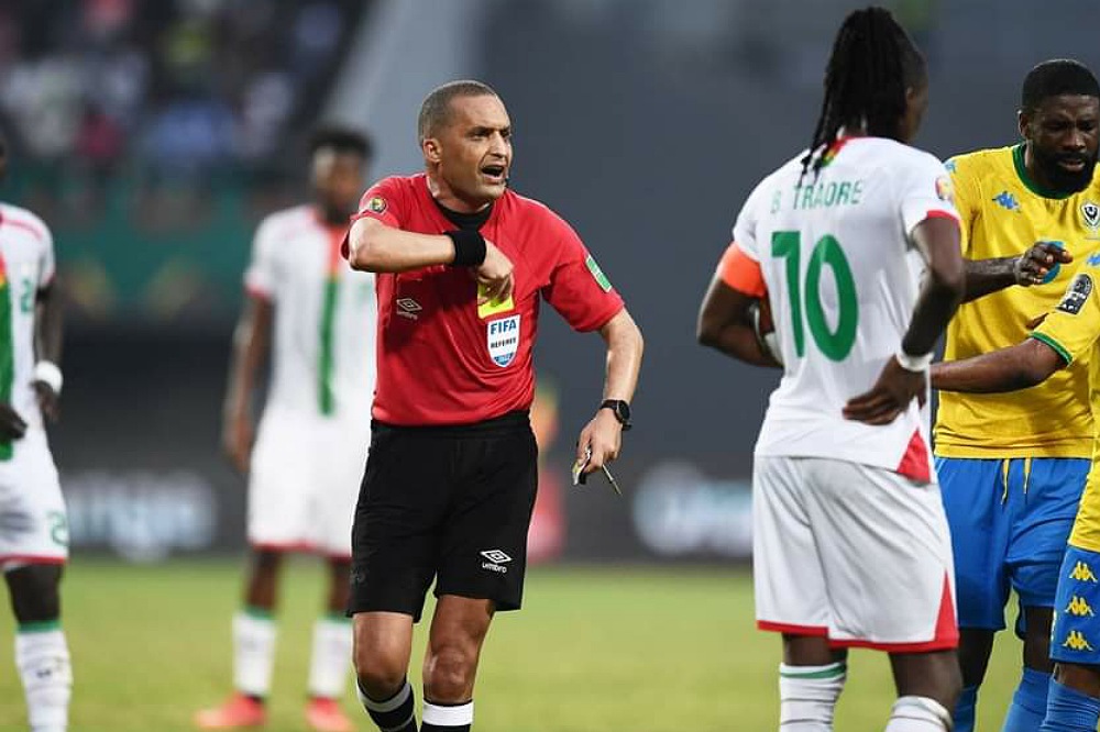 لجنة حكام "الكاف" تنوه بمردود رضوان جيد في مباراة الغابون وبوركينافاسو