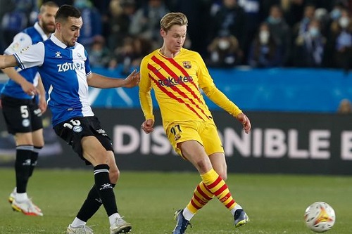 دي يونغ يقود برشلونة للفوز على ألافيس في الدوري الإسباني