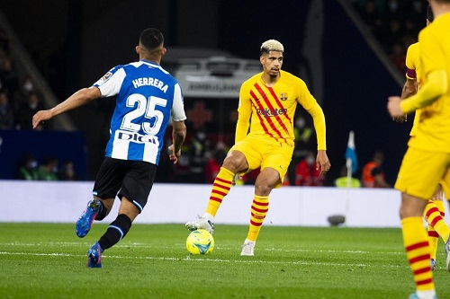 مدافع برشلونة الأوروغواياني رونالد أراوخو يعتذر لجماهير فريق إسبانيول