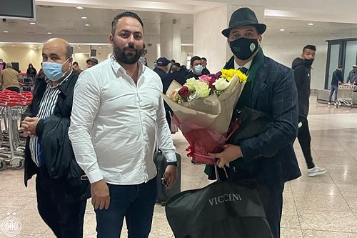 بعثة الرجاء تحط بالجزائر.. واستقبال بالورود من مسؤولي وفاق سطيف