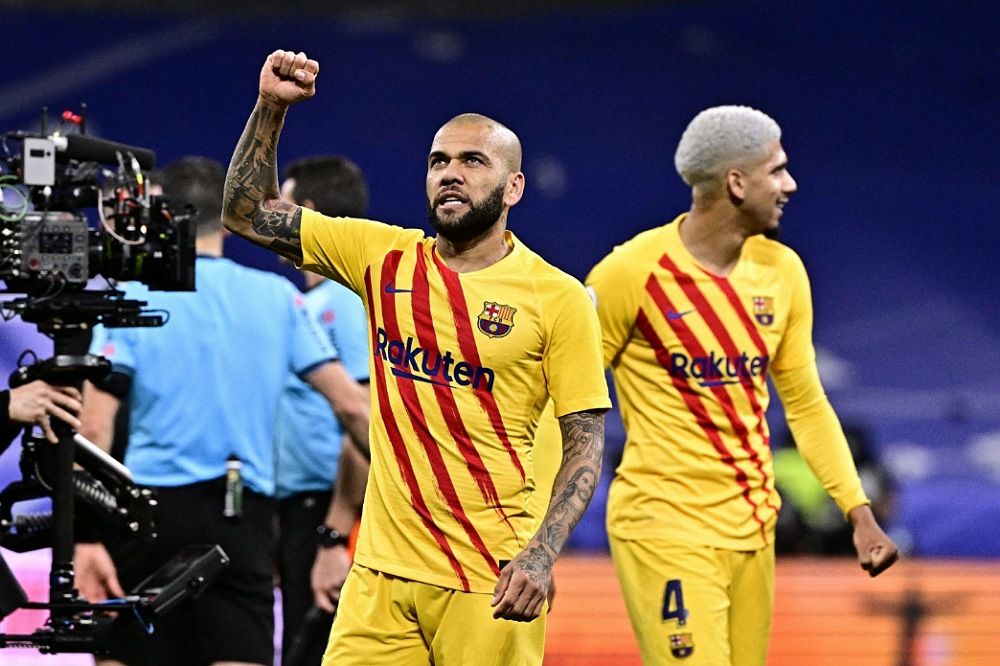 داني ألفيس يصل "400" مباراة مع برشلونة