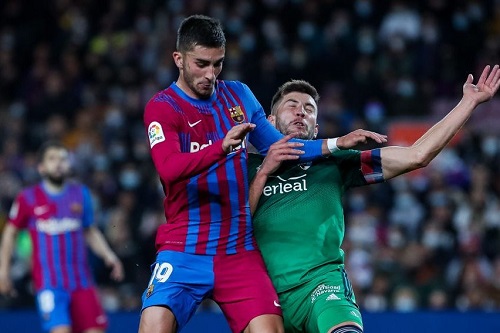 برشلونة يقفز إلى المركز الثالث في الدوري الإسباني بفوز عريض على أوساسونا