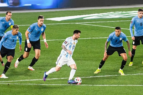 ميسي يصل إلى الأرجنتين لينضم إلى المنتخب