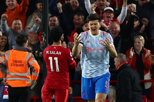 ليفربول يقسو على اليونايتد برباعية ويتصدر البريمرليغ مؤقتا