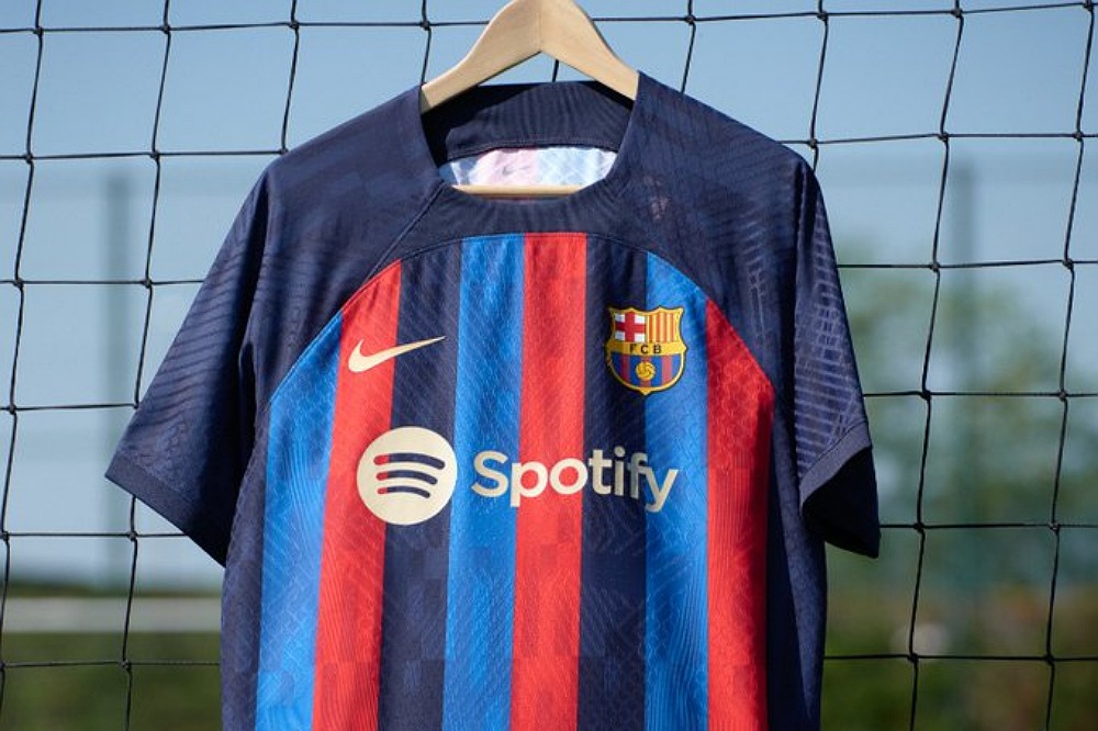 برشلونة يقدم قميصه الجديد لموسم 2022-2023