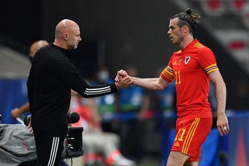 مدرب منتخب ويلز ونجومه يحتفلون بالصعود لكأس العالم
