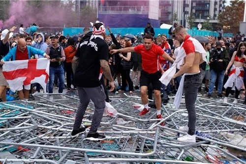 القبض على مشجعين من إنجلترا بسبب أداء التحية النازية قبل مباراة إنجلترا وألمانيا