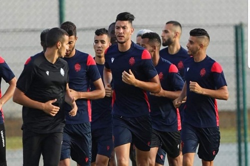 الوداد الرياضي يحضر لمباراة الدفاع الحسني الجديدي بحصة تدريبية واحدة ويستعيد لاعِبَيْه