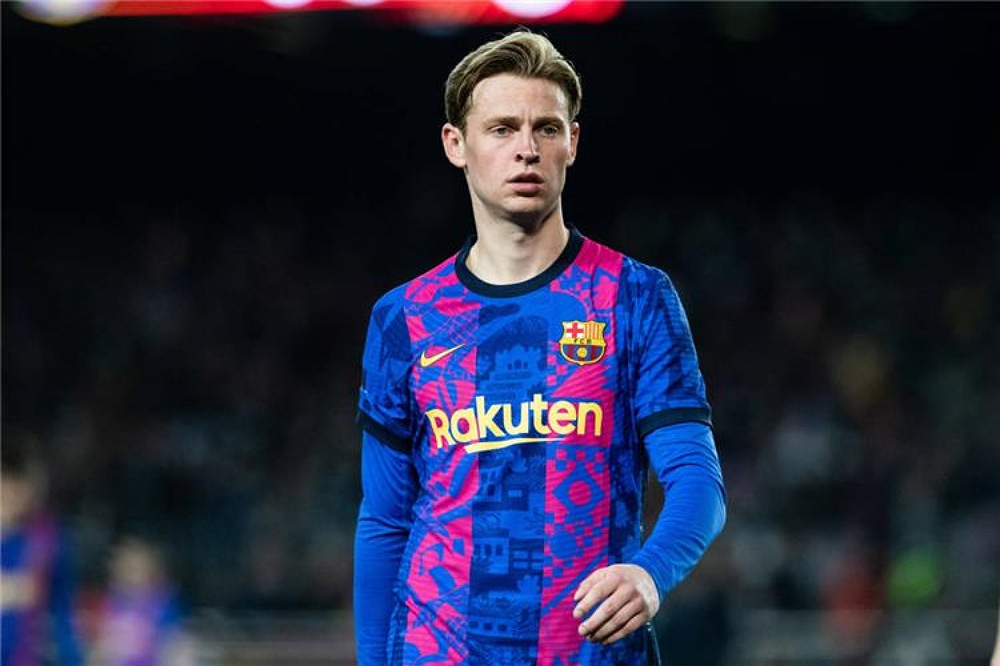 برشلونة مجبر على بيع دي يونغ لتسجيل كريستنسن وكيسي وروبرتو