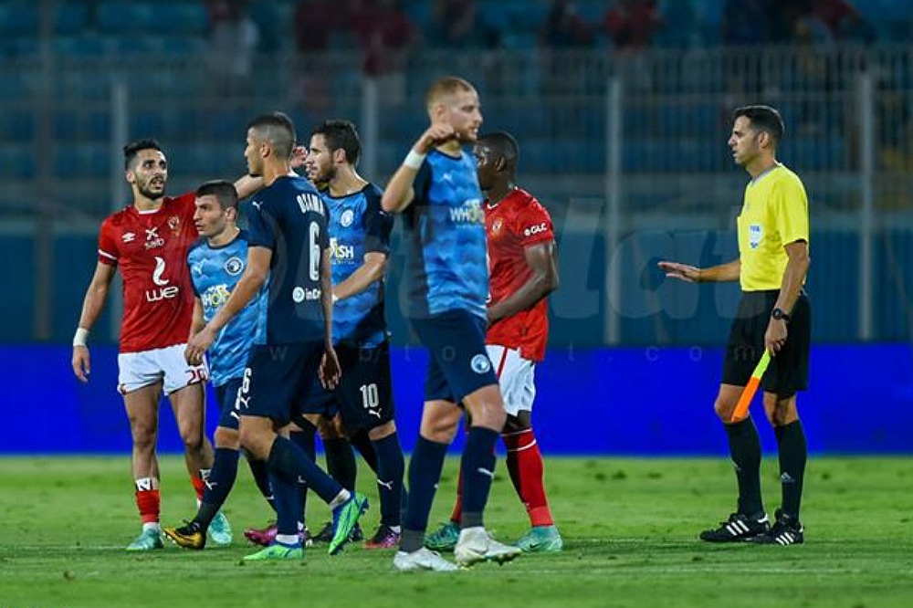 بيراميدز يطالب بتعيين حكام أجانب لمباريات الدوري