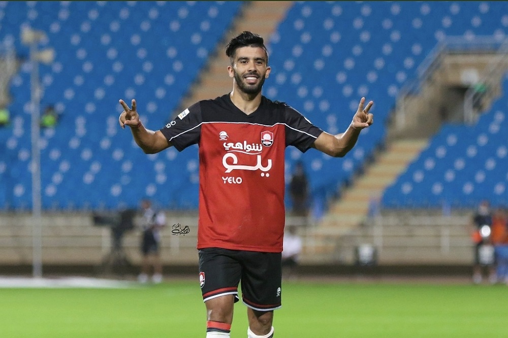 الرائد السعودي يمدد عقد كريم البركاوي
