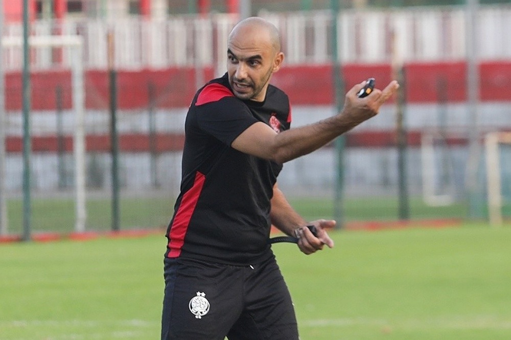الركراكي يودع جماهير الوداد بعد إنجاز الثنائية.. ويؤكد: "عمرني نساكم ونتمنى ليكم الأفضل"