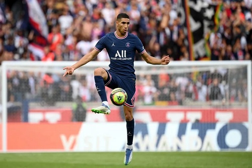 تين هاغ يوجه بوصلته تجاه حكيمي.. وقيمة اللاعب التسويقية عقبة أمام مانشستر يونايتد