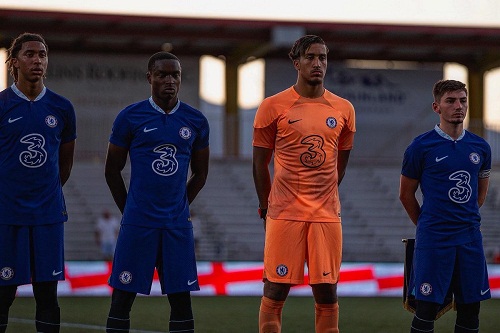 تشيلسي الإنجليزي يجدد عقد حارس مرماه المغربي التلمساني لثلاث سنوات