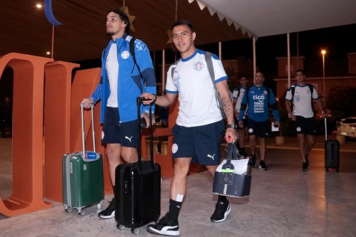 قبل مواجهة "الأسود".. منتخب الباراغواي يحل بإشبيلية بجميع عناصره ويخوض مرانه الأول