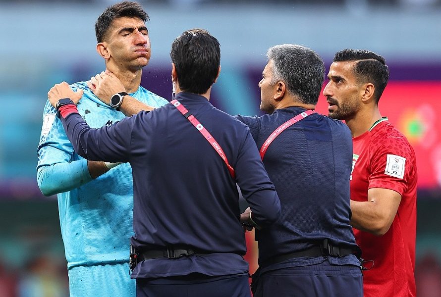 فيفا يطالب بعدم مشاركة الحارس الإيراني بيرانفاند أمام ويلز