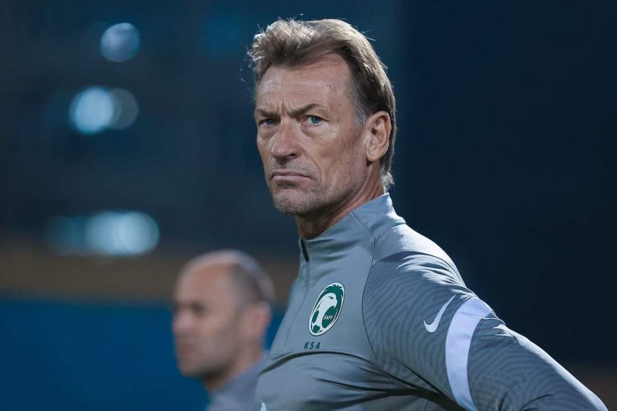 رونار يحذر لاعبي المنتخب السعودي من الثقة الزائدة قبل مواجهة بولندا