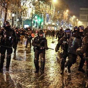أعمال شغب في عدة مدن فرنسية عقب نهائي المونديال واعتقال 227 شخصا