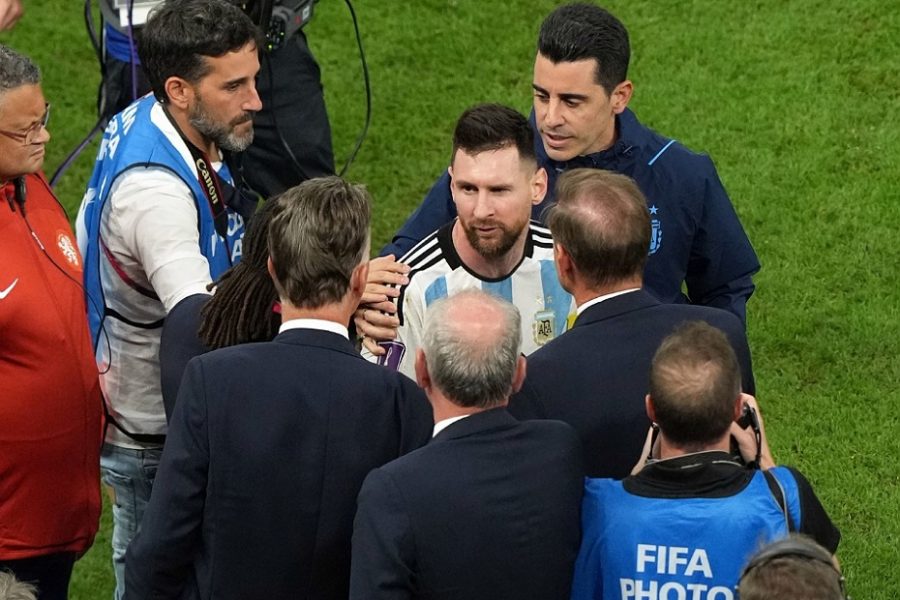 ميسي يشعر بالأسف إزاء صدامه مع مدرب هولندا في المونديال