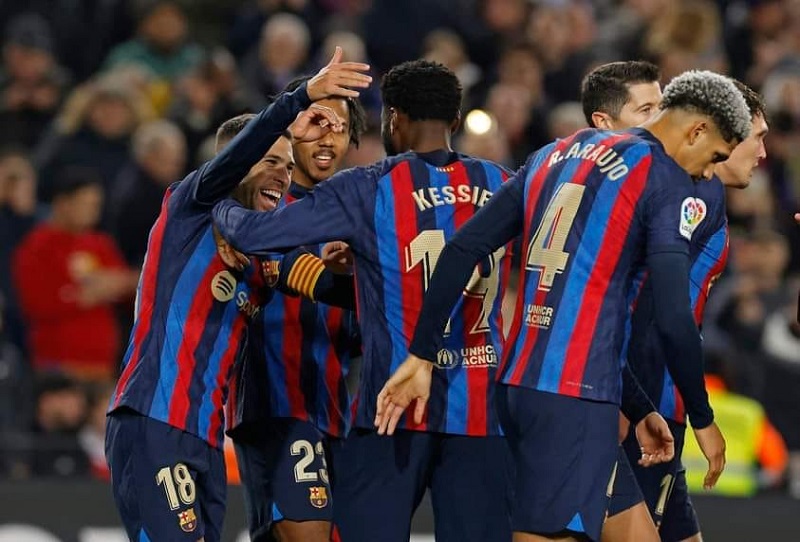 برشلونة يهزم إشبيلية بثلاثية ويوسع الفارق لثماني نقاط مع الريال في الدوري الإسباني