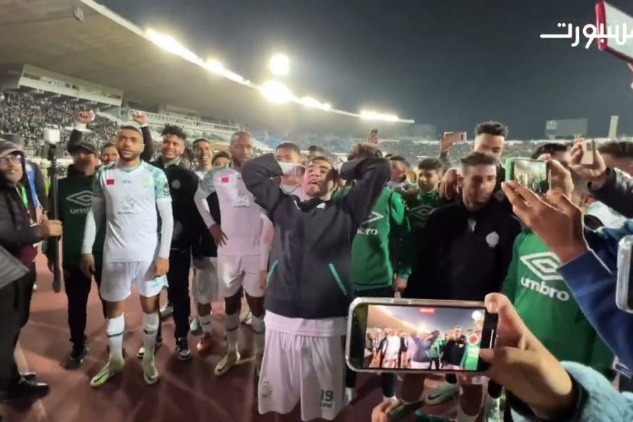 فرحة لاعبي الرجاء مع الجماهير بالفوز على حوريا كوناكري