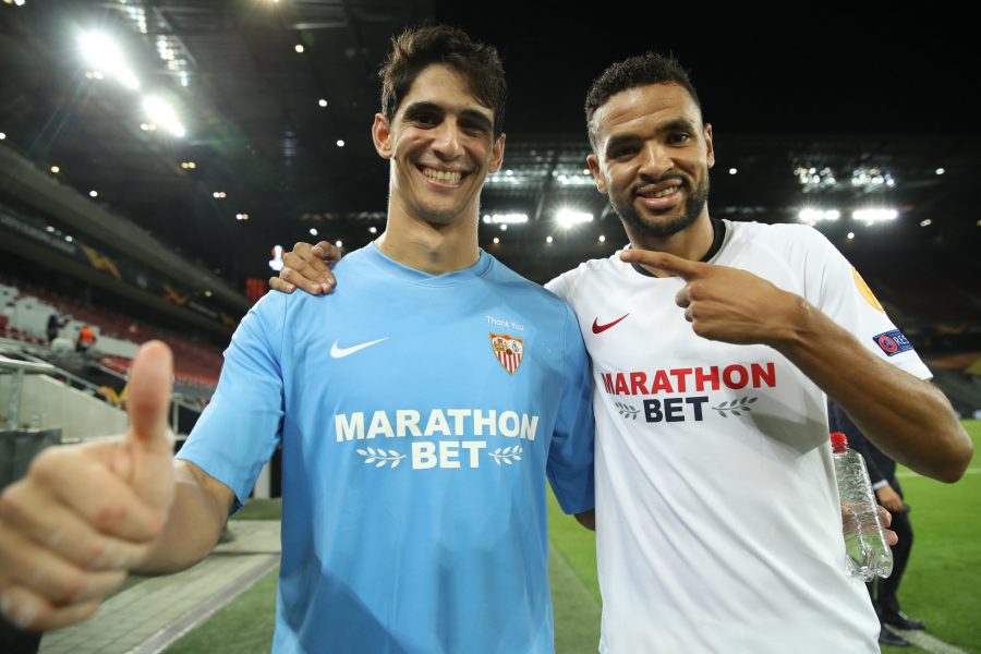 مدرب إشبيلية يستدعي بونو والنصيري لقائمة الفريق لمواجهة مانشستر يونايتد