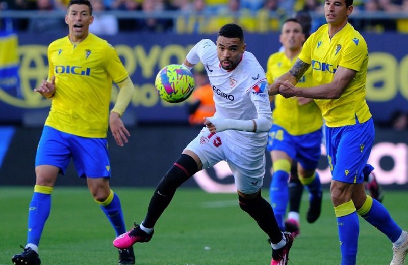 النصيري يسهم في فوز إشبيلية على قادش في الدوري الإسباني