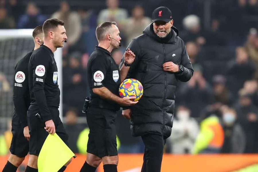 لجنة الحكام بالدوري الإنجليزي تدافع عن الحكم تيرني بعد انتقادات كلوب