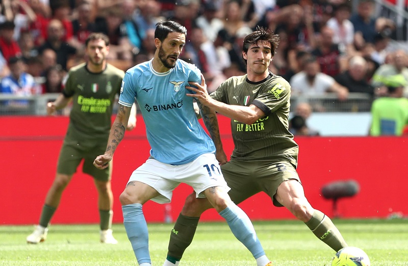 ميلان يفوز على لاتسيو في الدوري الإيطالي ويجدد آماله في اللعب بدوري الأبطال