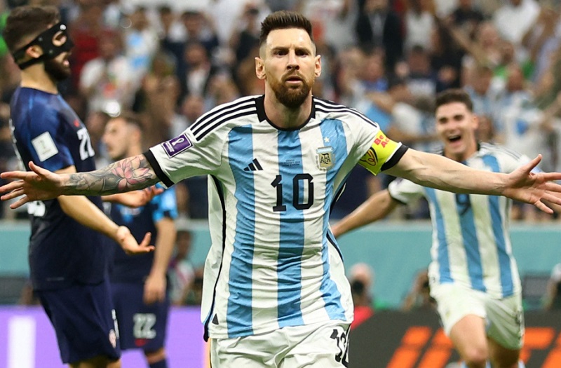 النجم الأرجنتيني ليونيل ميسي لاعب إنتر ميامي يحتفل بذكرى حدث استثنائي