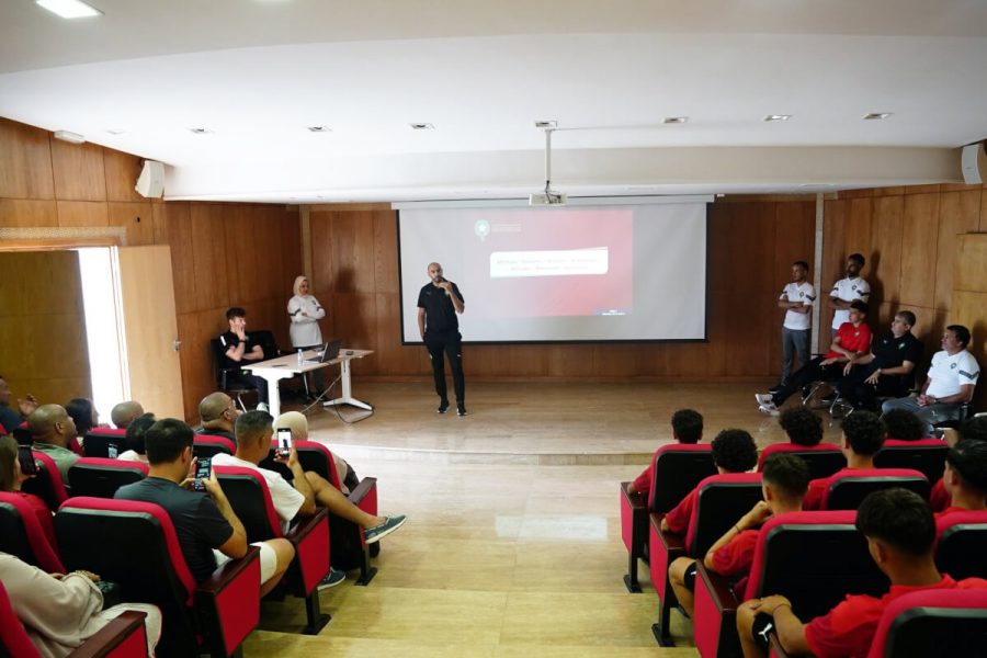 الركراكي والإدارة التقنية يجتمعون بأسر "U16"