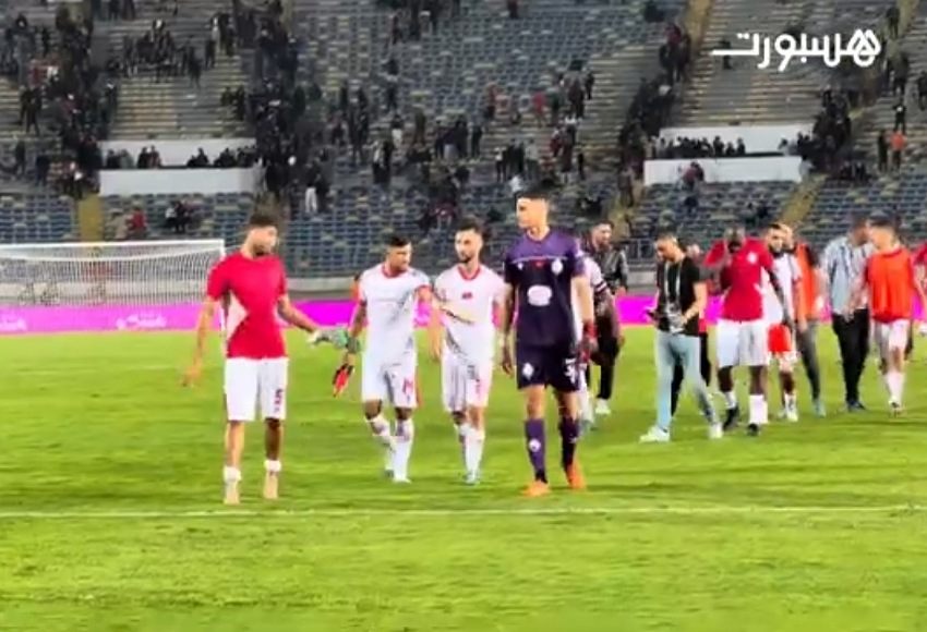 لاعبو الوداد يبادلون الجماهير التحية بعد هزم إنييمبا