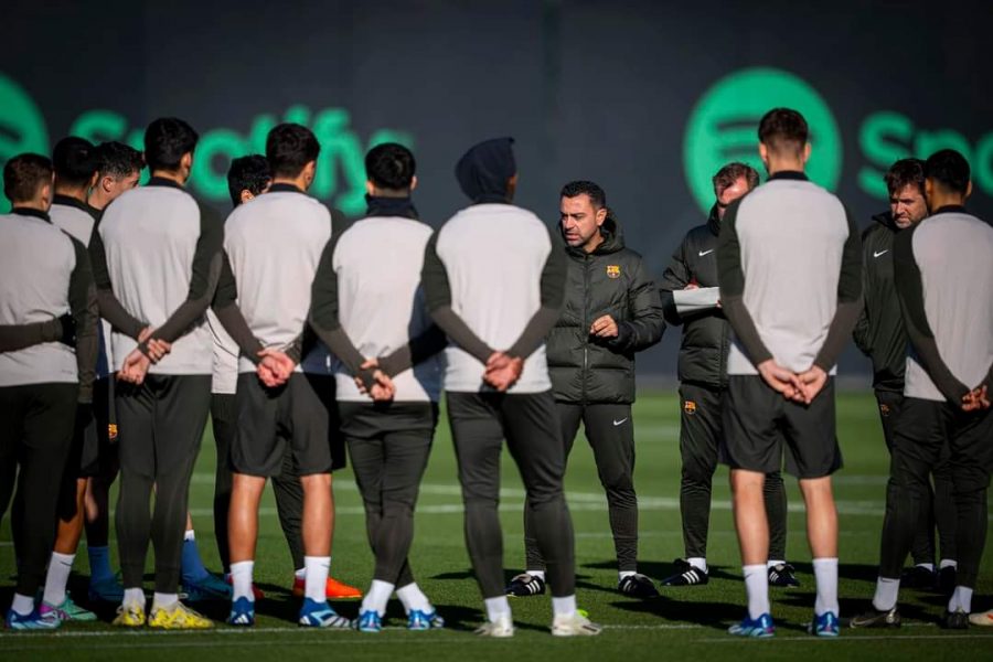 تشافي يكشف عن قائمة برشلونة لمباراة جيرونا