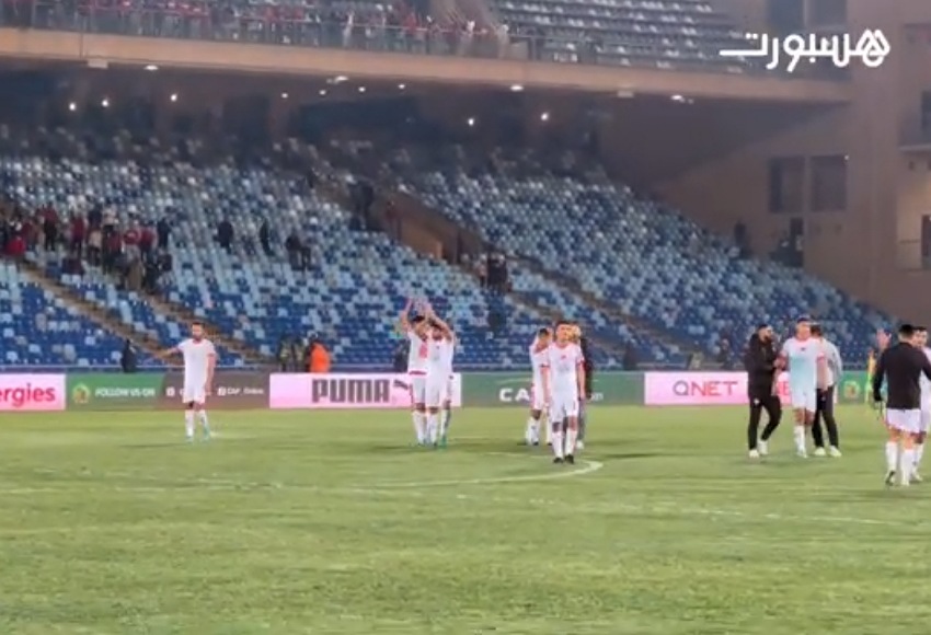 تحية متبادلة بين لاعبي الوداد والجماهير بعد هزم سيمبا