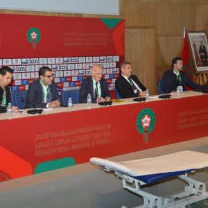الجامعة تنظم مناظرة طب كرة القدم