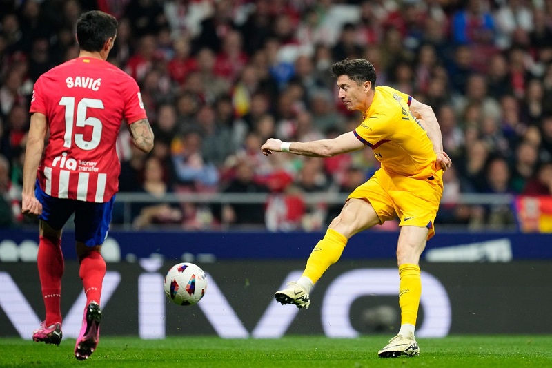 برشلونة يكرس عقدته لأتلتيكو بثلاثية في عقر داره بالدوري الإسباني
