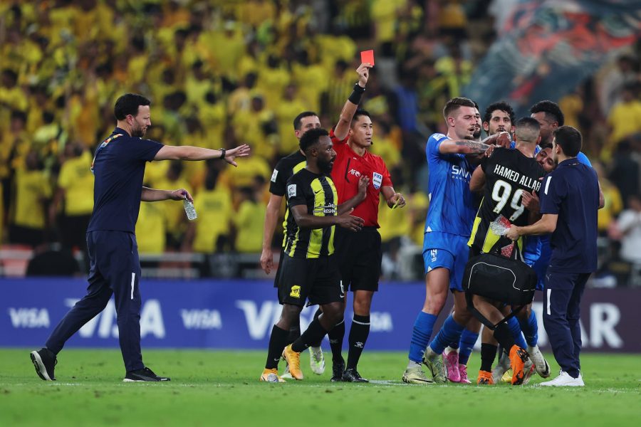 خبير تحكيمي يكشف سبب طرد حمد الله في مباراة اتحاد جدة والهلال