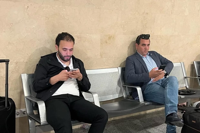 نهضة بركان يتدرب في المطار بالجزائر ورئيس النادي ينسحب من اجتماع خاص